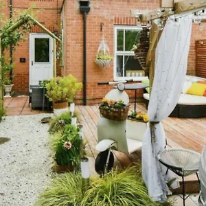 https://cosy-garden-flat-with-private-24-hr-use-hot-tub.yorkshirehotels.net